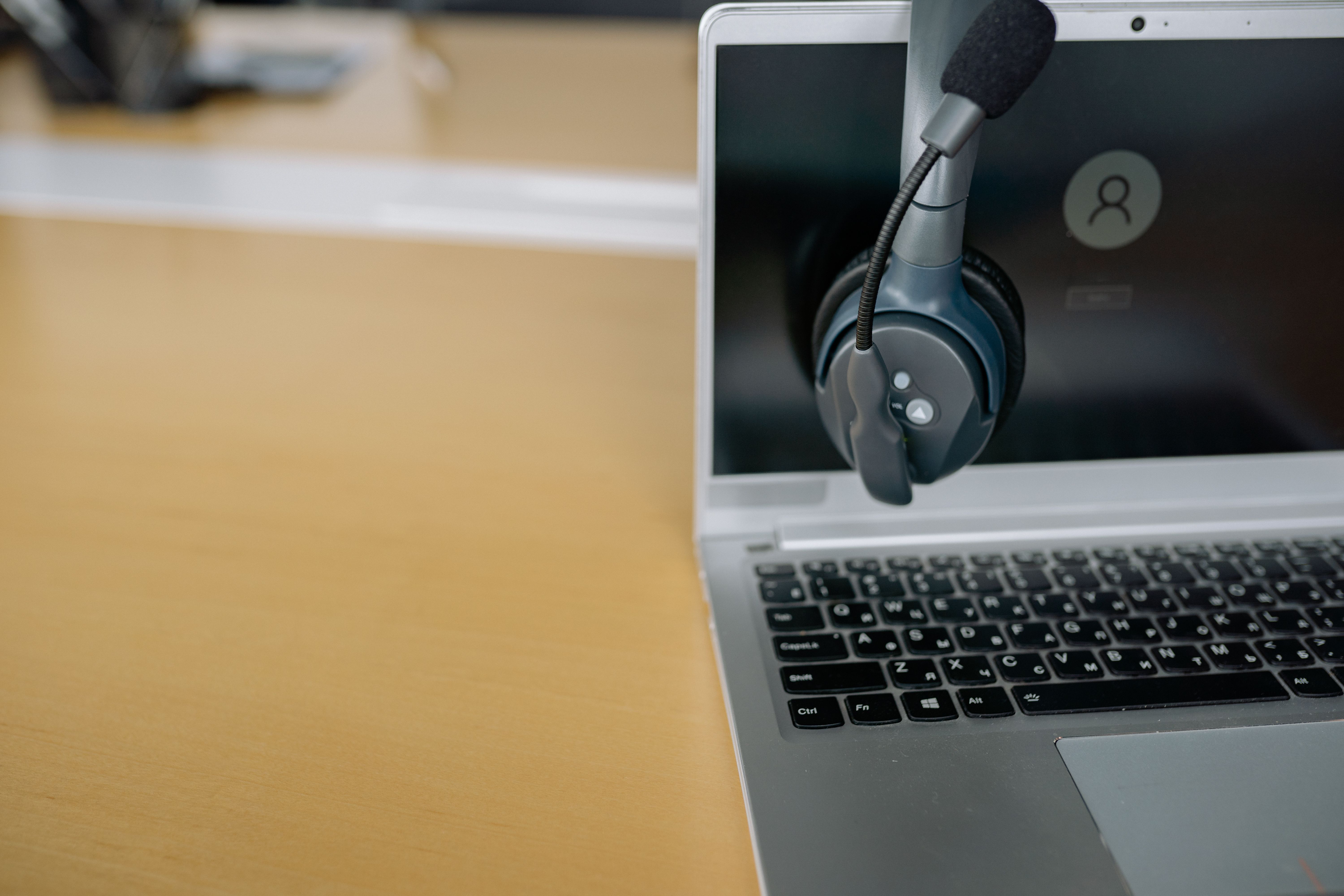 أفضل برامج الهاتف عبر الإنترنت (Softphone VoIP) في 2026: دليل المقارنة الشامل