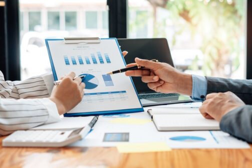 10 خطوات لإنشاء استراتيجية إدارة المعرفة + أمثلة