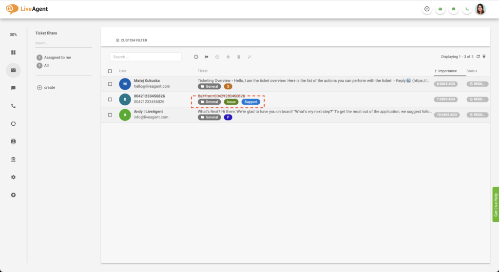 الصورة توضح علامات مختلفة متعلقة بتذكرة عميل في صندوق الوارد العام