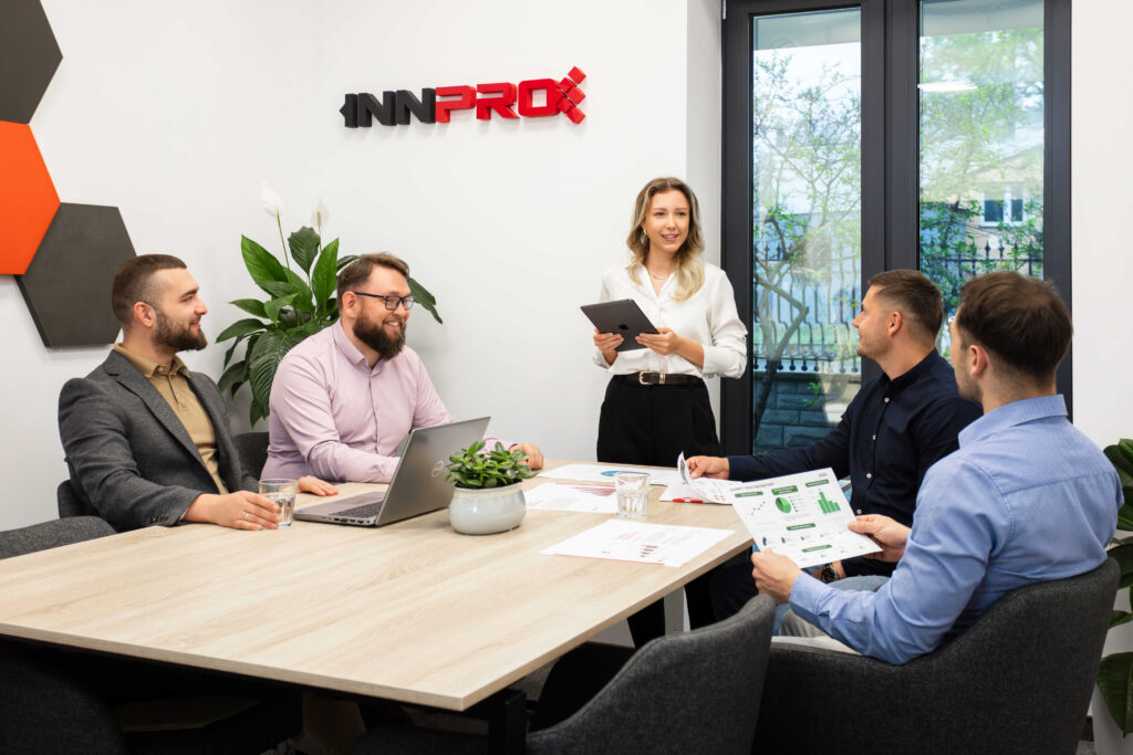 فريق INNPRO في بيئة المكتب